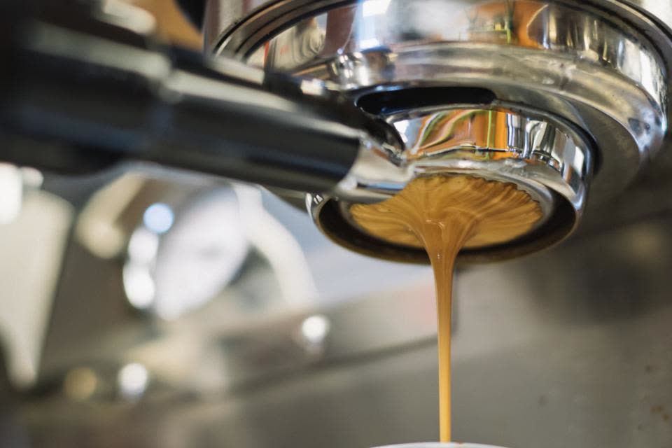 Espresso che scende dalla macchina