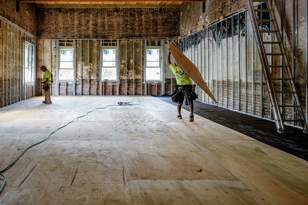 Cantiere aperto con muri nuovi e impianti