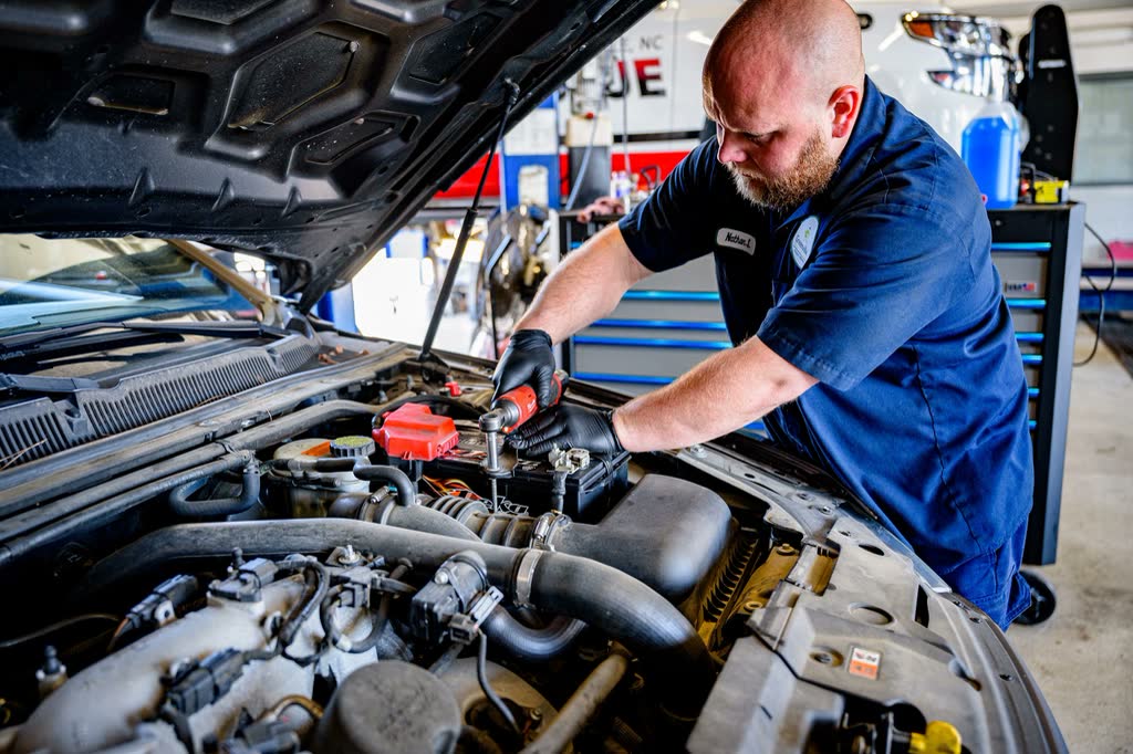 Meccanico al lavoro sul motore