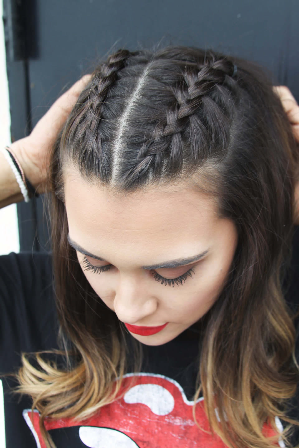 Capelli scuri con la riga in mezzo