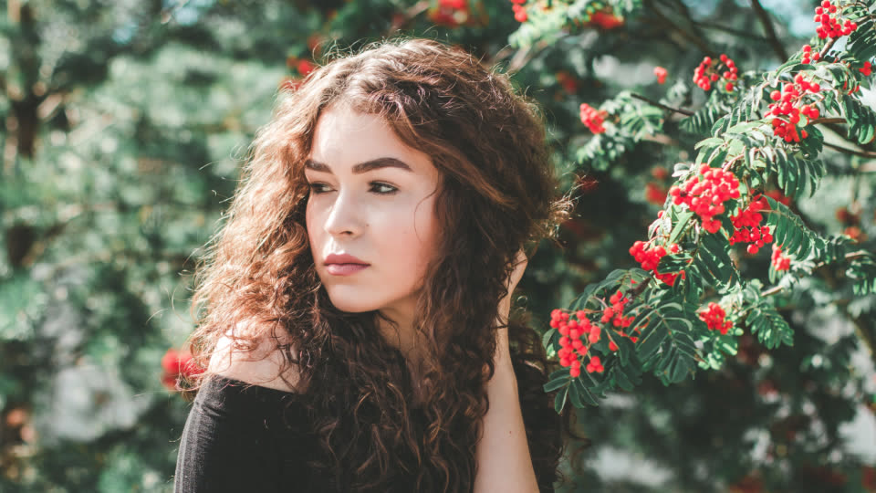 Capelli ricci castani