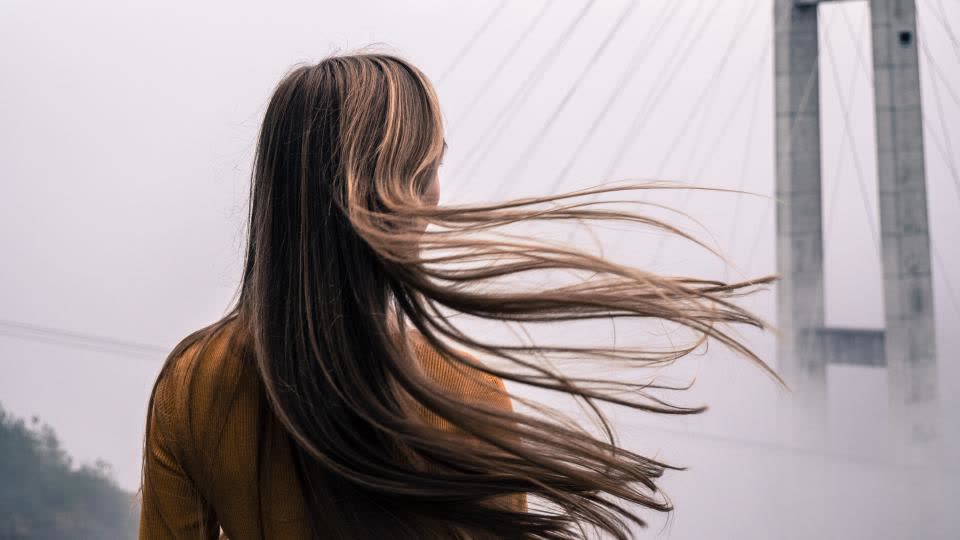 Capelli lunghi mossi dal vento